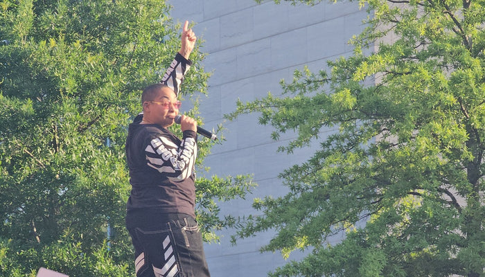 jd vance told a rally he's not gay. raven-symoné would like to know who asked. same, babe.
