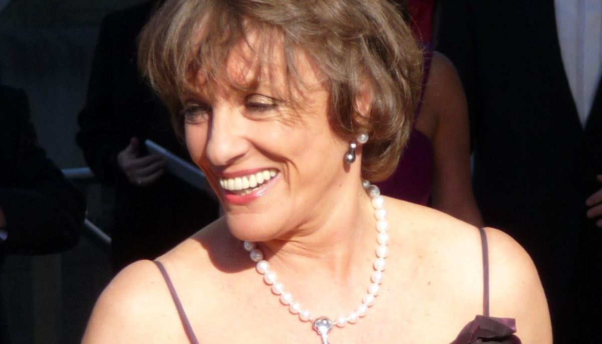 the woman who gave british kids a number to call when they had nobody to tell has died at 86. thank you for picking up.